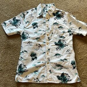 Croft & Barrow short sleeve button down shirt. Size S. Great condition.